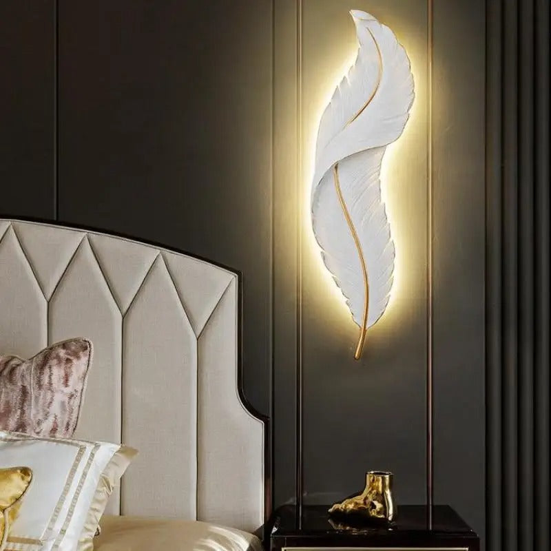 applique murale plume blanche chambre luxueuse